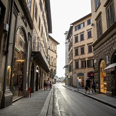 Studio In Tornabuoni Within A Renaissance Building Apartment