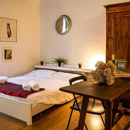 Apartment Studio In Tornabuoni Within A Renaissance Building *